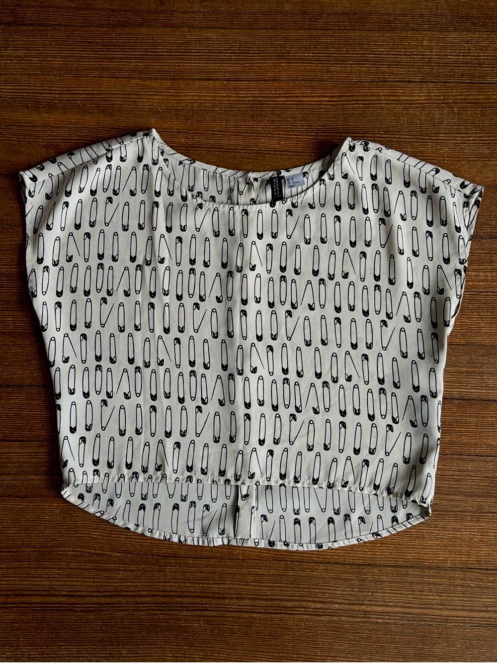 H&M Divided Novelty White Crop Top with Safety Pin Print (2)
